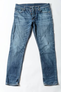 Beyaz arka planda mavi kot pantolon.