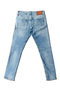 Beyaz arka planda mavi kot pantolon.