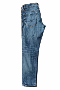 Beyaz arka planda mavi kot pantolon.