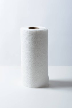 Beyaz arka planda kağıt havlu.