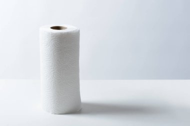 Beyaz arka planda kağıt havlu.