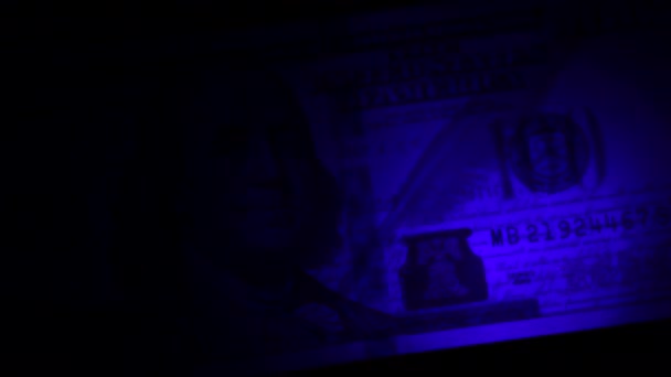 Examinar Billete Cien Dólares Bajo Luz Ultravioleta — Vídeo de stock