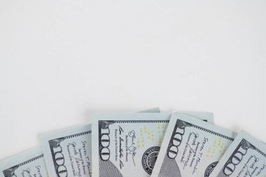 Yüz dolarlık banknotların yakın plan çekimi. 