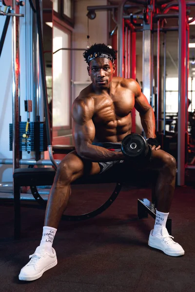 20S Black Muscular Man Gym Doing Concentration Curls Dumbbell — Stockfoto