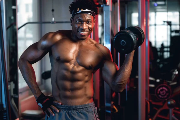 20S Black Muscular Man Gym Doing Biceps Curl Dumbbell Smiling — Stock Photo, Image
