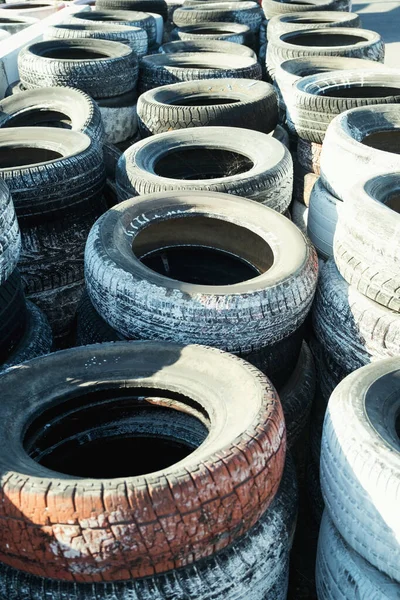 Primer Plano Los Neumáticos Apilados Que Utilizan Como Barrera Una —  Fotos de Stock
