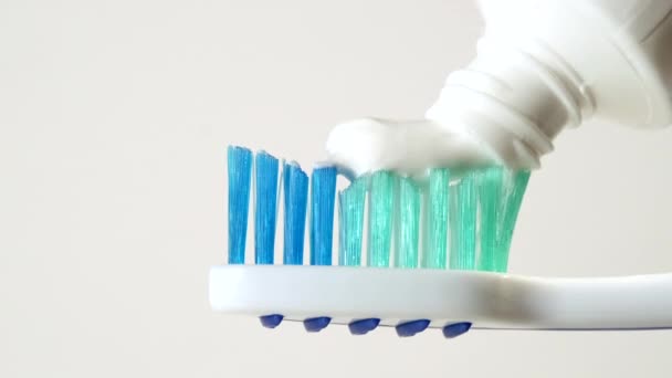 Colocar Pasta Dentes Uma Escova Dentes Fundo Branco — Vídeo de Stock
