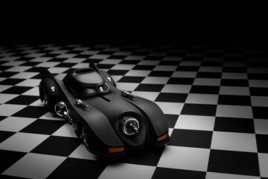 İzmir, Türkiye - 15 Mart 2023: 1989 Batmobil oyuncak model araba eklenmiş zemin ve siyah zemin üzerinde.
