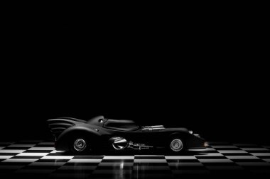 İzmir, Türkiye - 15 Mart 2023: 1989 Batmobil oyuncak model araba eklenmiş zemin ve siyah zemin üzerinde.