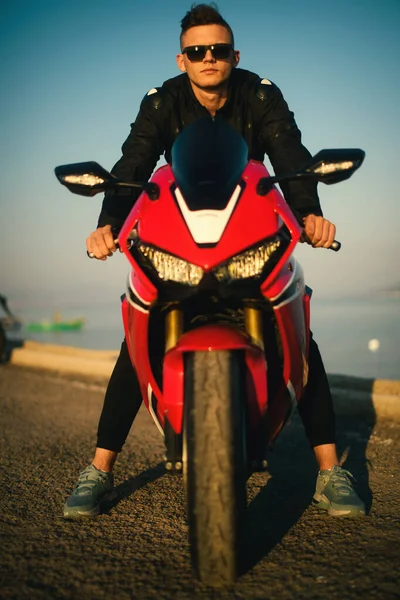 Portret Młodego Człowieka Okularach Przeciwsłonecznych Czerwonym Motocyklu Wyścigowym — Zdjęcie stockowe