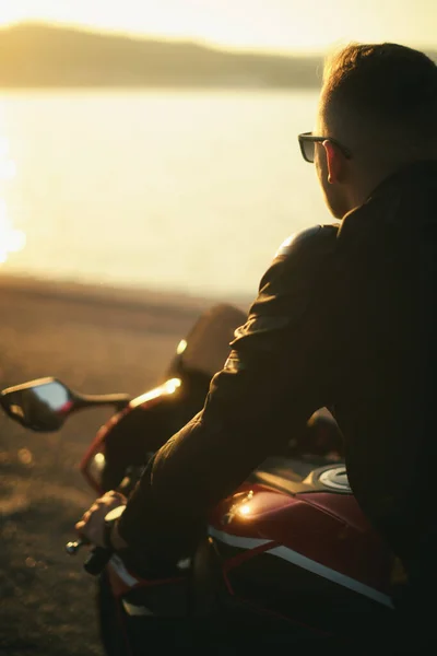 Огляд Молодого Чоловіка Сонцезахисними Окулярами Мотоциклі Червоної Раси Заході Сонця — стокове фото
