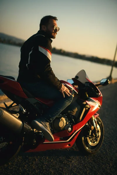 Portret Mężczyzny Okularach Przeciwsłonecznych Motocyklu Czerwonego Wyścigu — Zdjęcie stockowe