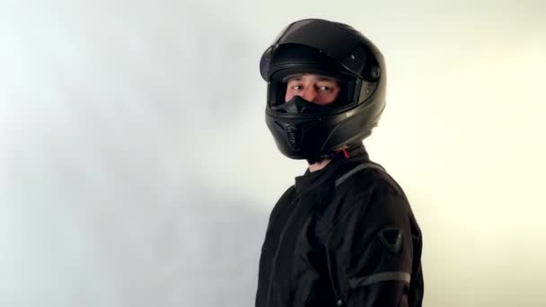 Záběry Motocyklového Jezdce Bílém Pozadí Palcem Nahoru Výraz — Stock video