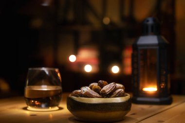 İftar zamanında oruç tutmak için çevredeki bir yerde bir bardak su yakın çekim