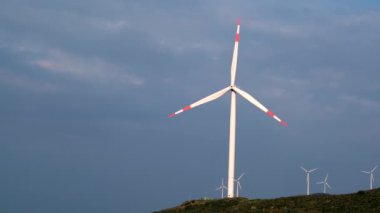 Bulutlu bir arkaplanda yel değirmeni.