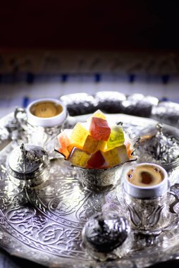 Türk lokumları ve Türk kahvelerini kanepe tepsisi ve bardaklarda yakın plan çek