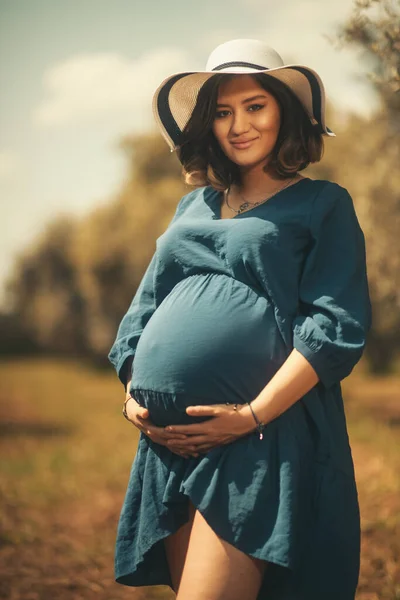Jedna Těhotná Žena Modrými Šaty Bílý Klobouk Olivovém Poli Mělkou — Stock fotografie