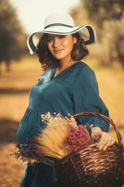 Jedna Těhotná Žena Modrými Šaty Bílý Klobouk Košík Suché Květiny — Stock fotografie