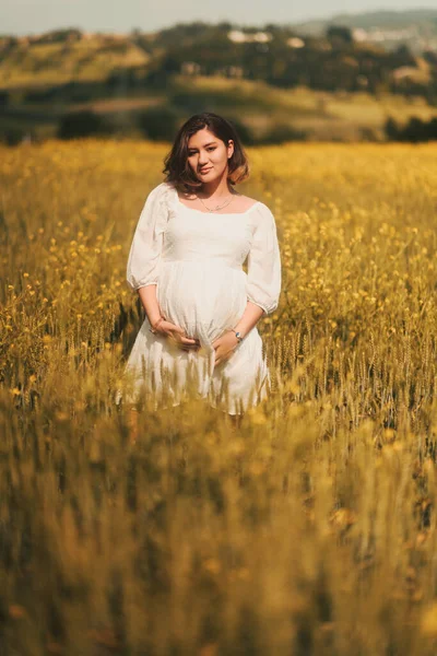 Těhotná Žena Bílých Šatech Elegantně Stojí Zlatém Pšeničném Poli Vyzařuje — Stock fotografie