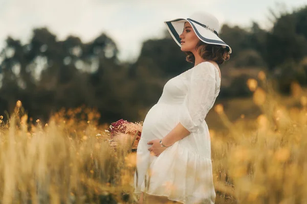 Těhotná Žena Bílých Šatech Klobouku Ztělesňující Ducha Dne Matek Nese — Stock fotografie