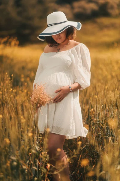 Těhotná Žena Bílých Šatech Klobouku Elegantně Stojí Zlatém Pšeničném Poli — Stock fotografie