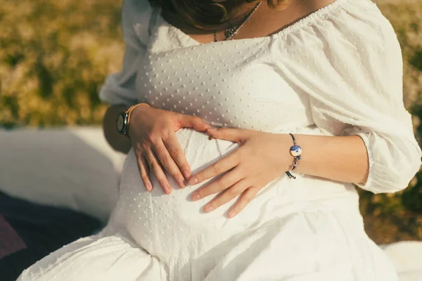 Detailním Záběru Svého Břicha Těhotná Žena Tvoří Tvar Srdce Rukama — Stock fotografie