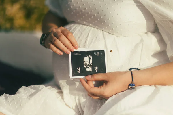 Detailní Záběr Břicho Těhotné Ženy Jak Drží Její Dítě Ultrazvuk — Stock fotografie