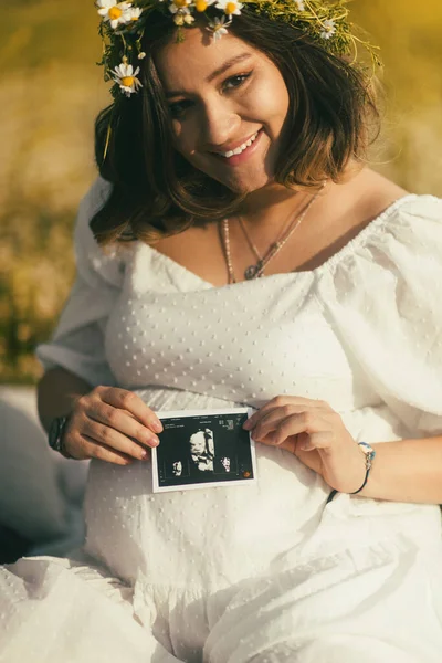 Detailní Záběr Břicho Těhotné Ženy Jak Drží Její Dítě Ultrazvuk — Stock fotografie