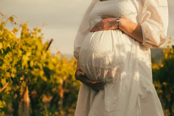 Detailní Záběr Těhotné Ženy Bílých Šatech Jemně Kolébající Její Břicho — Stock fotografie