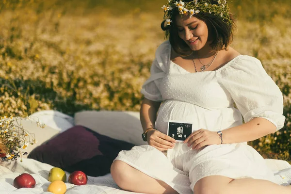 Bílé Piknikové Přikrývce Těhotná Žena Hrdě Zobrazuje Ultrazvuk Svého Dítěte — Stock fotografie