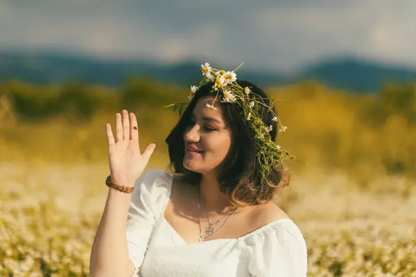 Ujęcie Środkowe Ciężarnej Kobiety Trzymającej Biedronkę Tłem Kwitnących Kwiatów Zieleni — Zdjęcie stockowe