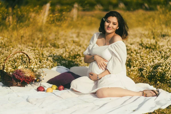 Bílé Piknikové Dece Zdobené Polštáři Odpočívá Těhotná Žena Mezi Jablky — Stock fotografie