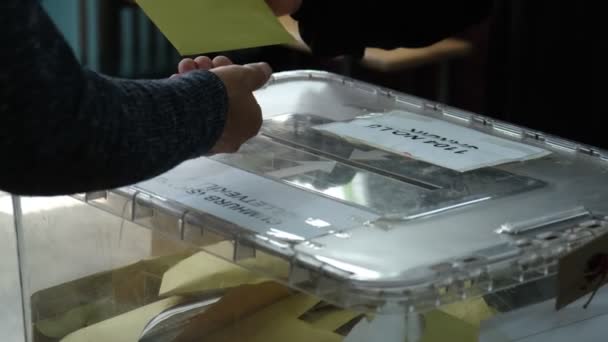 土耳其伊兹密尔 2023年5月14日 一名妇女在土耳其总统和议会选举中投票的特写视频 人们看到这个女人把选票扔进了一个透明的盒子里 背后有模糊的选举官员 — 图库视频影像