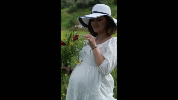 Una Madre Attesa Radiosa Bianco Tiene Mazzo Margherite Appena Raccolte — Video Stock