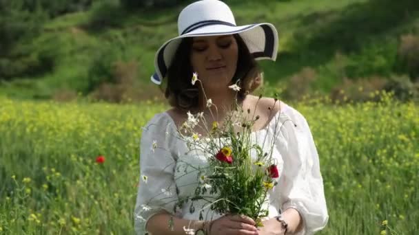 Gros Plan Une Femme Enceinte Vêtue Une Robe Chapeau Blancs — Video