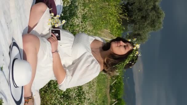 Rallentatore Una Donna Incinta Abito Bianco Corona Margherita Condivide Momento — Video Stock