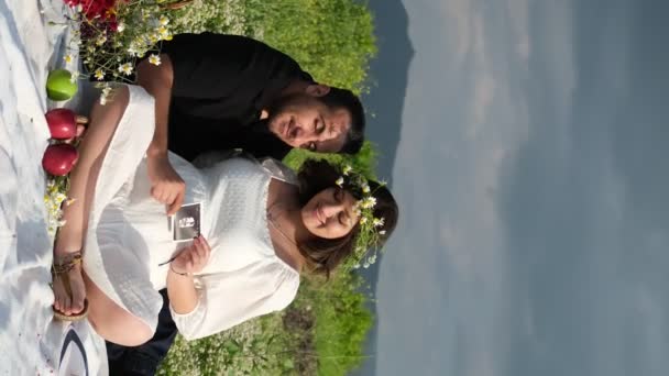 Slow Motion Expectant Couple Woman White Dress Daisy Crown Man — Stock Video