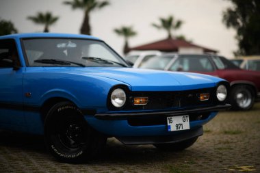 İzmir, Türkiye - 3 Haziran 2023: 1971 Ford Maverick, İzmir 'in Buca Pond kentinde düzenlenen IZKOD Klasik Araba Buluşması' nda yağmura tutulmuş mavi bir Ford Maverick.