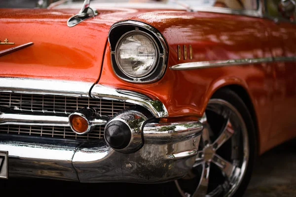 土耳其伊兹密尔 2023年6月3日 在伊兹密尔Buca Pond举行的Izkod经典汽车交会上 对一辆1957年雪佛兰Impala的浸透雨水的前灯和部分转动的车轮进行了近距离拍摄 — 图库照片