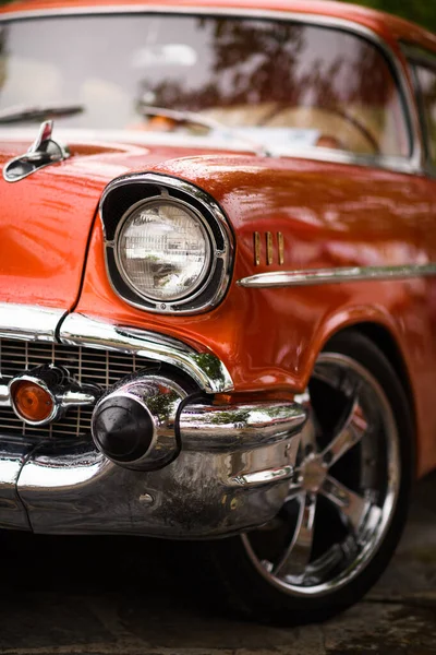 土耳其伊兹密尔 2023年6月3日 在伊兹密尔Buca Pond举行的Izkod经典汽车交会上 对一辆1957年雪佛兰Impala的浸透雨水的前灯和部分转动的车轮进行了近距离拍摄 — 图库照片