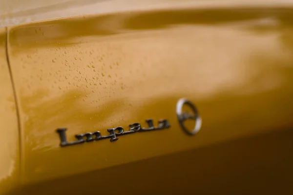 Izmir Turkiet Juni 2023 Närbild Impala Logotypen Honungsfärgad 1964 Chevrolet — Stockfoto