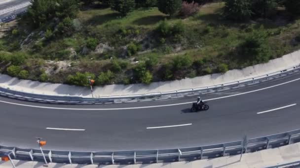 영상은 도로에서 아래로 경사진 방향으로 회전하는 오토바이를 자동차 경주의 감동적 — 비디오