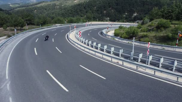 高速道路を巧みに進むレースバイクを撮影したドローン映像は アクションのユニークな空中の視点を提供します — ストック動画