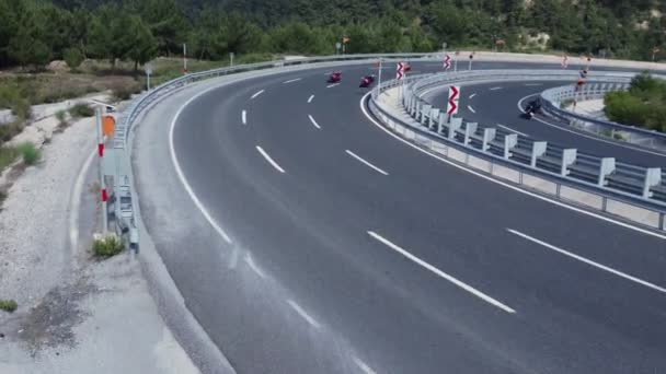 Metraje Dinámico Drones Captura Dos Motocicletas Rojas Carreras Haciendo Giro — Vídeos de Stock