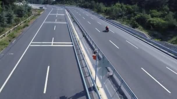 Drone Film Fånga Tre Racing Motorcyklar Fortkörning Ner Motorvägen Från — Stockvideo