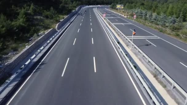 도로에서 속도를 오토바이 하늘에서 정면으로 포착됐다 소리에 감돌게된다 — 비디오