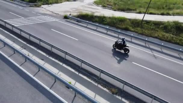 Ekscytujące Nagranie Drona Śledzącego Motocykl Wyścigowy Tyłu Jak Szybko Wyprzedza — Wideo stockowe