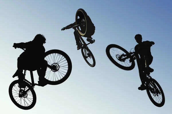 Una Emocionante Toma Tres Ciclistas Aire Contra Fondo Cielo Azul — Foto de Stock