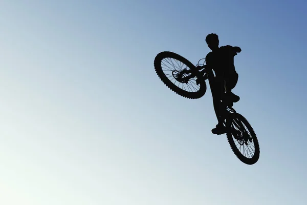 Ciclista Mitad Salto Silueta Contra Cielo Abierto Imagen Captura Emoción —  Fotos de Stock