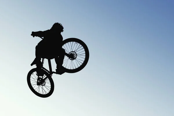Ciclista Mitad Salto Silueta Contra Cielo Abierto Imagen Captura Emoción — Foto de Stock